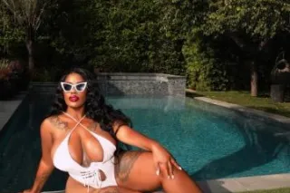 Busty Pinup Visiting manhattan... - Image 3