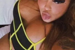 😋 Low rate😍 available for 24/7... - Image 1