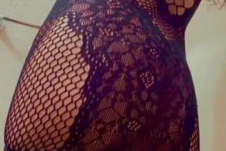 tattooed Amazonian GODDESS with legs for days - Image 7