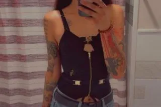 tattooed Amazonian GODDESS with legs for days - Image 9