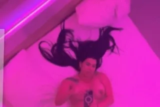 HERE LATIN WOMAN - 25 - Image 1