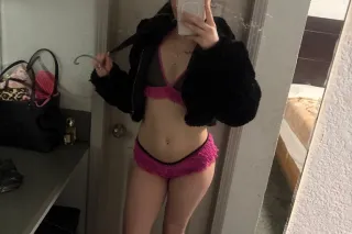 Asian Girl in town looking for... - Image 1