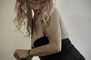 older hot sexy cougar on the p... - Image 1