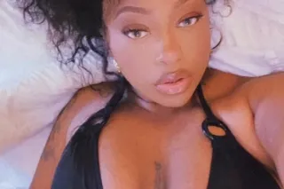 • “Snowed in and craving attention — the dirty kind 😘” “If we’re snowed in… we might as well make it hot 🤭 - Image 8