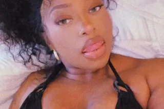 • “Snowed in and craving attention — the dirty kind 😘” “If we’re snowed in… we might as well make it hot 🤭 - Image 9