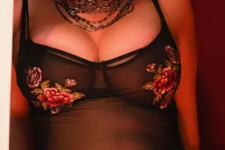 sexy cougar looking for new pa... - Image 2