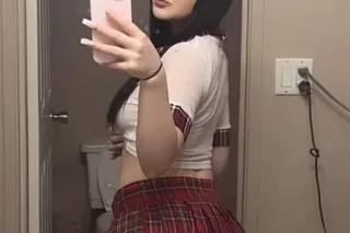 Petite teen babe 😚 - Image 8