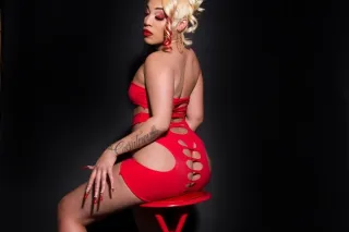 NEW GIRL IN TOWN COME PARTY &a... - Image 1