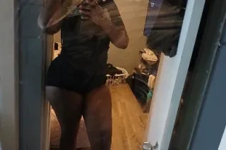 BROWN SKINNED AN BUSTY LETS PL... - Image 1