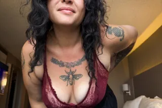 CUTE 🍑CURVY MILF NEEDS SOME 🍆DICK 🍆 TODAY - Image 4