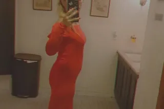 A sexy latina full of mystery ... - Image 1