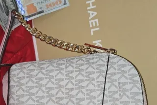 WANNA SEE👀 YOUR MONEY💳 WORN THE RIGHT WAY👜✈💎👠 - Image 6