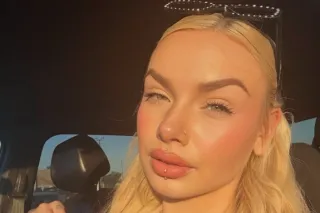 Bombshell Blonde 😍 - 26 - Image 1