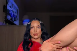 Vivacious bombshell with a bod... - Image 2