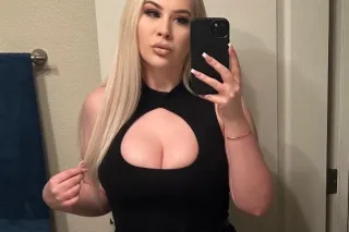 Luxurious Blonde Bombshell in SALEM - Image 6