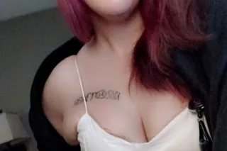 TRAVELING MILF HERE VISITING FAMILY - Image 6