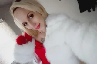 petite beautiful blonde - 30 - Image 4