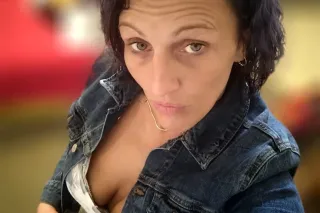 Come play with me! come let me quench quench my thurst let me quench your thirst and offer 2 girls speacials 🤪😐😏 Sammy and christy wants to play - Image 9