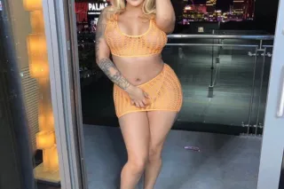 Hot Bombshell Mami Hourglass B... - Image 3