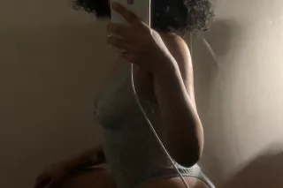 Tight wet 💦 spinner Here for a... - Image 1