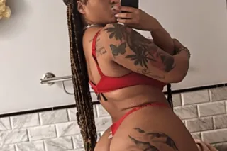 BUSTY BOMBSHELL BABE BACK IN T... - Image 4