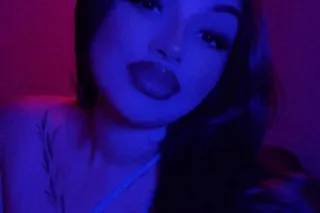 Milf mami lynn 🍒 WORKING THIS ... - Image 1