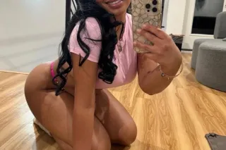 .... Hola mi amor 😈soy una ric... - Image 1