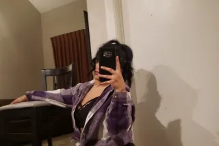 🤑 4'8 slim thick latina 🤑 - 26 - Image 1