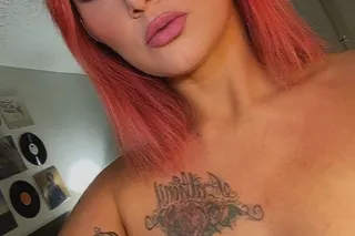 🫶🏻🤷♀They're Tits May Be Bigger BUT im pretty funny and my 🍑 IS SOFT 🤣🤷♀ - Image 11