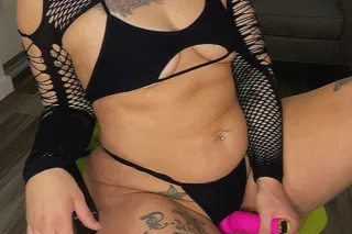 🫶🏻🤷♀They're Tits May Be Bigger BUT im pretty funny and my 🍑 IS SOFT 🤣🤷♀ - Image 6