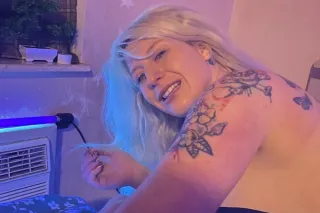 strong knees soft lips tight kat - Image 5