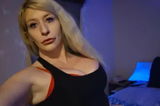 strong knees soft lips tight kat - Image 7