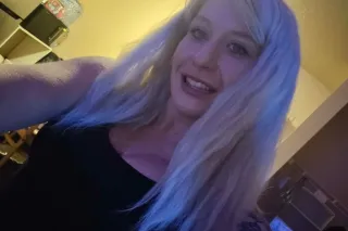 strong knees soft lips tight kat - Image 1