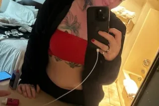 Sexi redheaded milf with a round booty and juicy pink pussy - Image 5