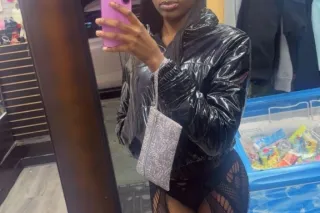 COME SPEND TIME W UR FAV PETITE💋👅 - Image 5