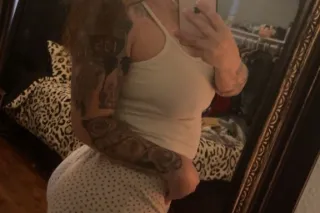 sexy latina w/ tattoos - Image 7