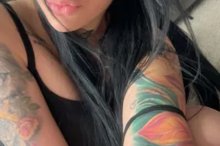 Chica sexy de visita en la ciu... - Image 1