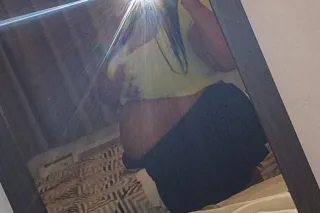 7 MONTH PREGNANT! NEW In Town ... - Image 1