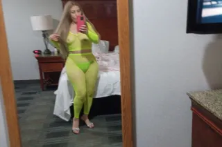 hot. sexy sara visitando monte... - Image 4