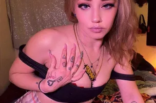 ᵀʰᵉ⇢ǫᴜᴇᴇɴ♕ɪs ʙᴀᴄᴋ, ᴀɴᴅ ɪᴍ feel... - Image 1