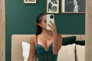 im juicy rett lookin for a man witha horse - Image 2