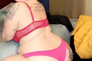 😛FAT GIRLS GIVE THE BEST HEAD🍆... - Image 1