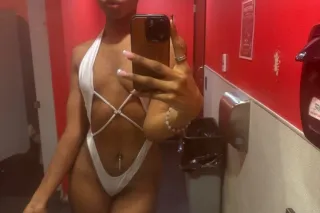 available now😏 💋here for Valen... - Image 1