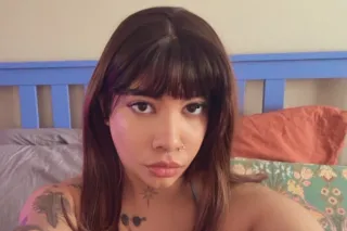 sexy girl who likes to have fu... - Image 1