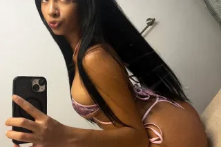 new secy💋 thick hot bombshell ... - Image 2