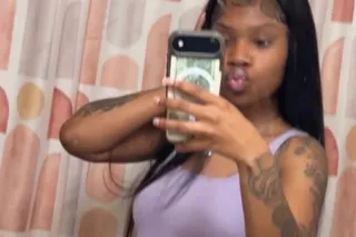 subtle horny hot babe - Image 3