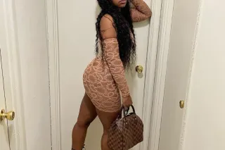 Beautiful Big Booty Ebony 🥰 very submissive very polite 5'3 Slim waist thick thighs juicy plum butt fun sized - Image 10