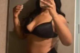 HOBBS💦 Juice box 💦 can come 2 you 🍓C A R M E N 💦💦 let me curl your toes 😚😚😍😍 - Image 2