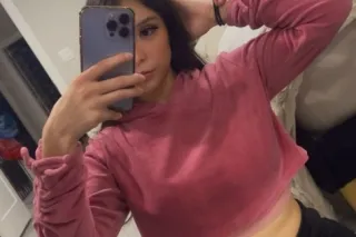 latina woman looking to have f... - Image 4