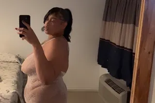 Pretty Face 😘 & Thicc asf 🍑 throat Gwoat 🥵 - Image 4